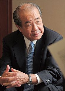 <strong>荻田伍●おぎた・ひとし</strong><br>1942年、福岡県生まれ。65年九州大学経済学部卒業、アサヒビール入社。89年長野支店長、95年福岡支店長、97年九州地区本部長、2000年常務。02年アサヒ飲料副社長、03年同社社長。06年より現職。出向先のアサヒ飲料では赤字体質を脱却しV字回復に導く。子会社からの社長就任は前例のない抜擢だった。