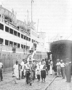 船から降りるブラジルの日系移民＝1937年（写真＝Unknown author／Wikimedia Commons）