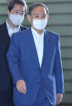 首相官邸に入る菅義偉首相＝2021年8月31日午前、東京・永田町