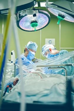 鳥取大学医学部附属病院脳神経外科の黒﨑雅道教授（写真左）。「手術しておわりではない。人とのつながりに支えられている」（撮影＝中村治）