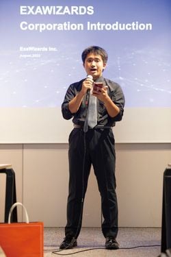 イベントでは英語でスピーチ。