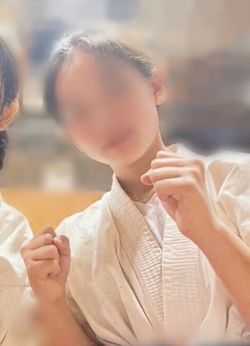 空手を習っていて、大会では上位入賞をしていた詩織さん(仮名/写真右側)。いろんな課外活動に参加していて、同級生以外にも友達は多かった(写真=母親提供)