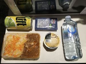 メニューはイタリアン・サラダにバターチキンカレー。量があるためかなりお腹いっぱいに。