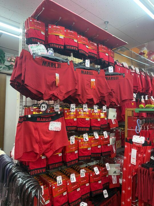 干支やメッセージ入りの独自企画商品がずらりと並ぶ店内