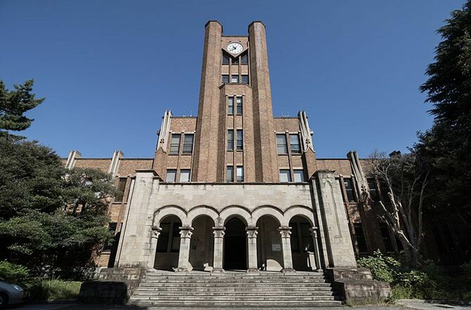 有形文化財（建造物）に指定されている「東京大学教養学部旧第一高等学校本館（時計台）」（東京都目黒区）（写真＝CC-BY-SA-4.0／Wikimedia Commons）