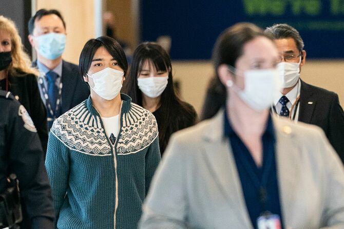 ジョン・F・ケネディ空港に到着した秋篠宮ご夫妻の長女小室眞子さん（中央）と夫の圭さん（左）＝2021年11月14日、アメリカ・ニューヨーク