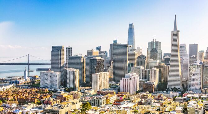 よく晴れた日のサンフランシスコの金融街