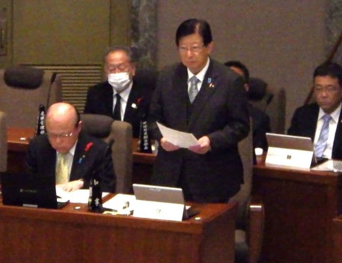 決議案が全会一致で可決されたことを受け謝罪する川勝知事(静岡県議会本会議場)