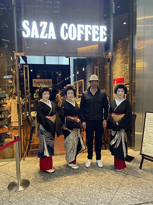 「パナマゲイシャまつり2020」に参加した駐日パナマ大使と芸者たち