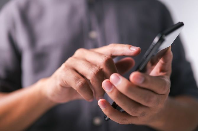 スマートフォンを操作する男性