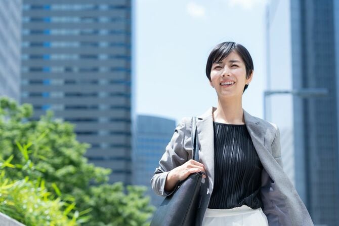 オフィス街で働くビジネスウーマン