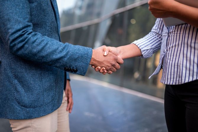 握手を交わす2人