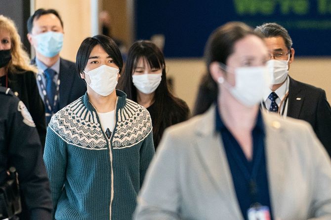 ジョン・F・ケネディ空港に到着した秋篠宮ご夫妻の長女小室眞子さん(中央)と夫の圭さん(左)=2021年11月14日、アメリカ・ニューヨーク