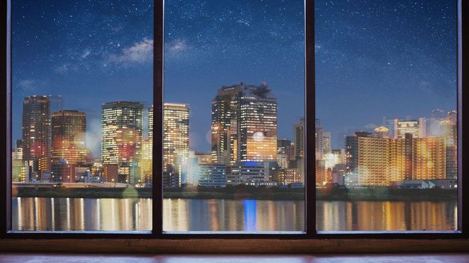 空っぽの部屋から望む星空ときらびやかな街の風景