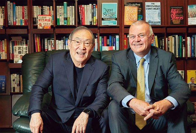 大前研一氏とティム・ブレイルズフォード氏（ボンド大学学長）。