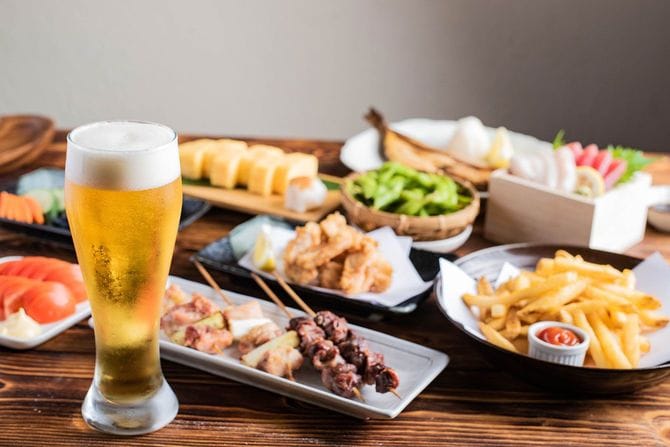 テーブルに並んだ居酒屋の料理