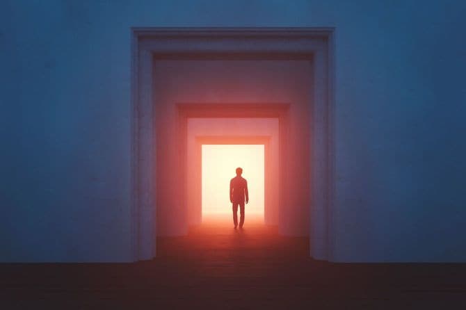 通路から出口へ向かって歩く人