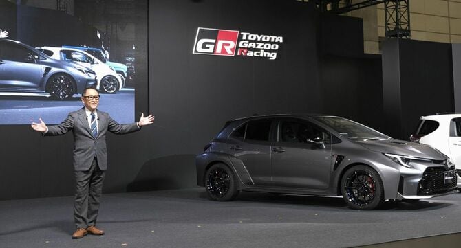 東京オートサロンの会場で登壇したトヨタ自動車の豊田章男会長＝2024年1月12日午前、千葉市