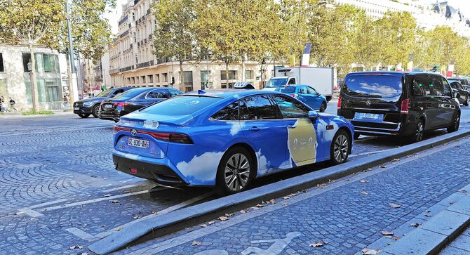 パリの街角に停車する「トヨタMIRAI」タクシー