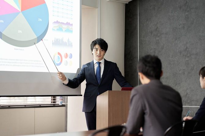 プレゼンテーションを行うビジネスマン