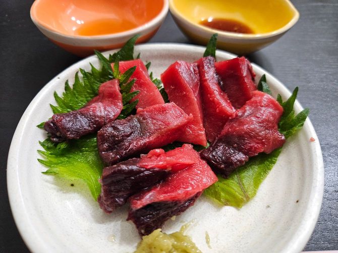 血合いと赤身が混在したマグロの刺し身