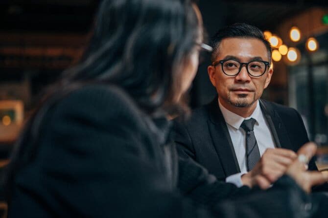 ビジネスミーティングでレストランにいる男性二人