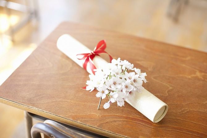 卒業証書と桜の花