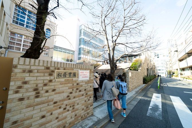 桐蔭学園・校門