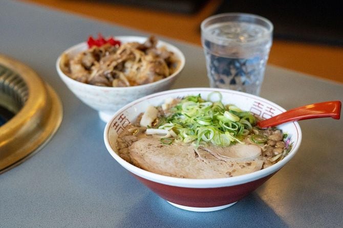 牛ちゃんで人気の「尾道ラーメンとミニ焼肉丼」