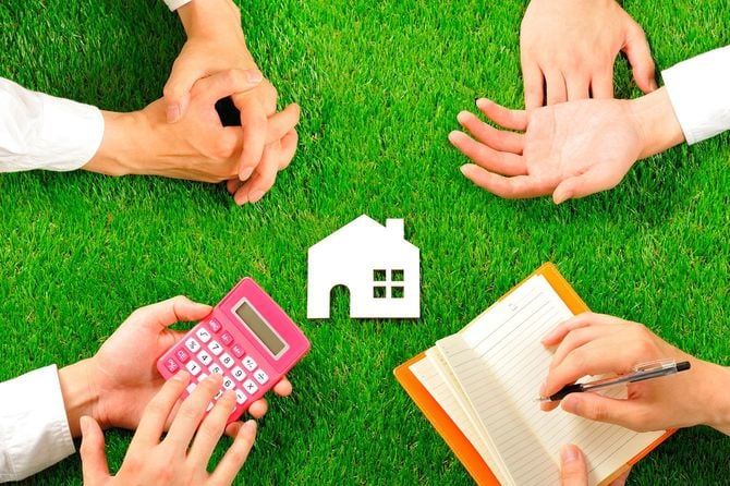 家のアイコンの周りでメモを取る手、電卓を使う手、提案する手、悩む手