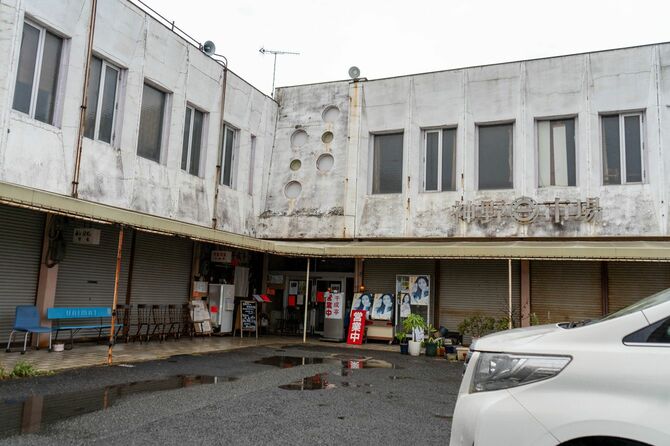 いちばん奥が千成亭。千成亭以外の店はすべて閉店し、シャッターが降ろされている