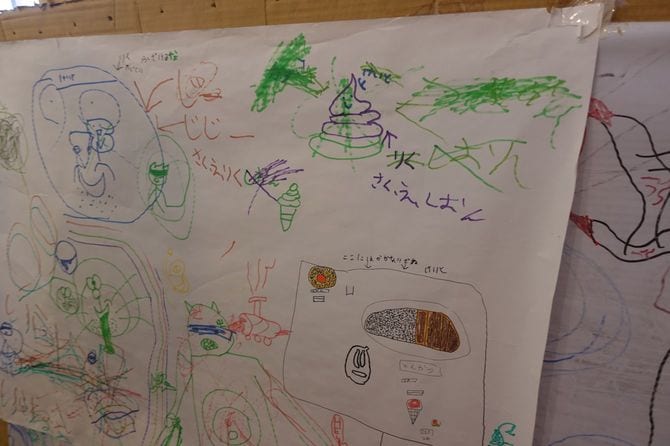 しおん君が描いている絵。「さく、え、しおん」と書かれている。