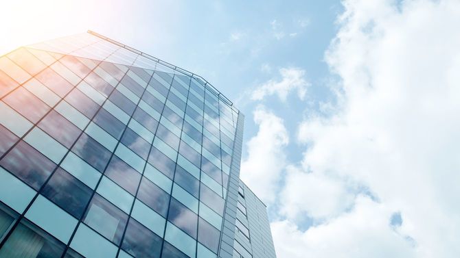 下から見上げるビル