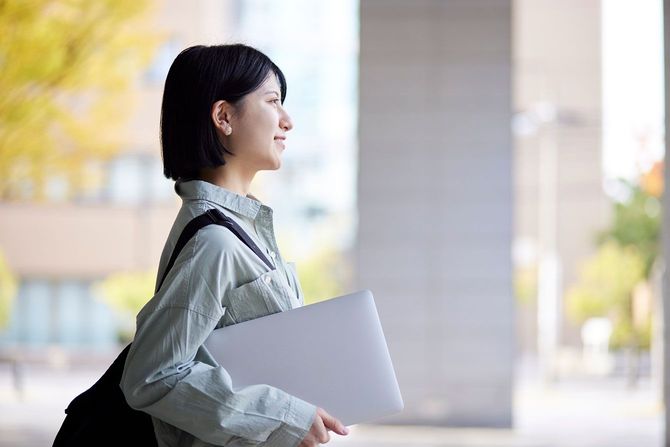 キャンパスライフを楽しむ大学生