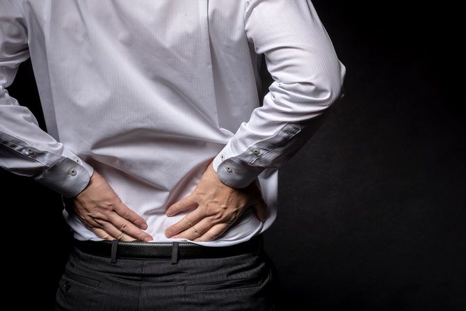 デスクワークが多い日本のビジネスパーソン。腰痛の最大の原因は毎日の「座りすぎ」が原因かも