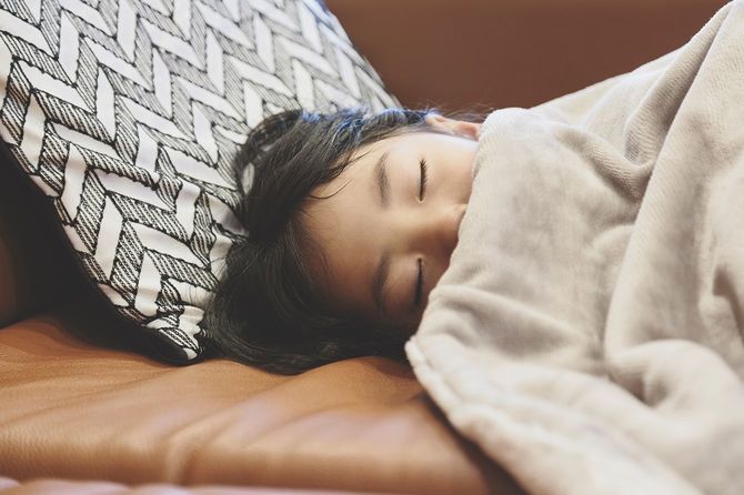 昼寝をしているアジアの女の子。