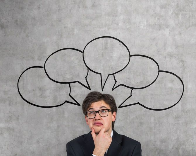 頭の上にバブルトークで考えている若いビジネスマン