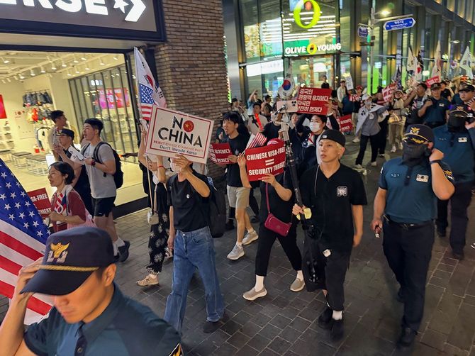 2025年9月9日、韓国・ソウル中心部で、政府が発表した中国人観光団体に対する臨時ビザ免除措置に抗議する韓国市民