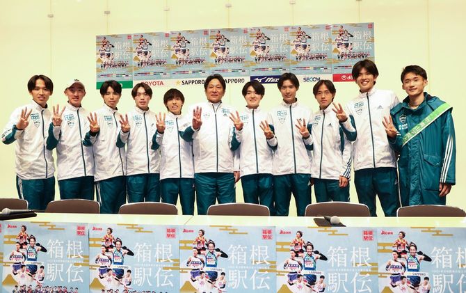 総合3連覇を達成し、撮影に応じる青学大の原晋監督（中央）と選手たち＝2026年1月3日、東京・大手町