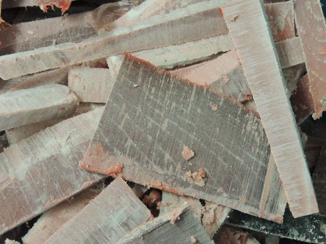 豊洲の仲卸がカットしたマグロの血合いなどの端材