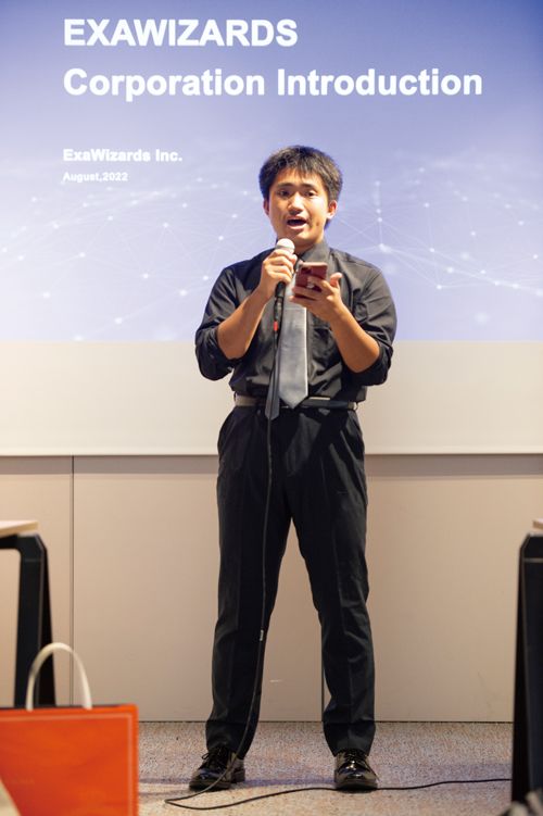 イベントでは英語でスピーチ。