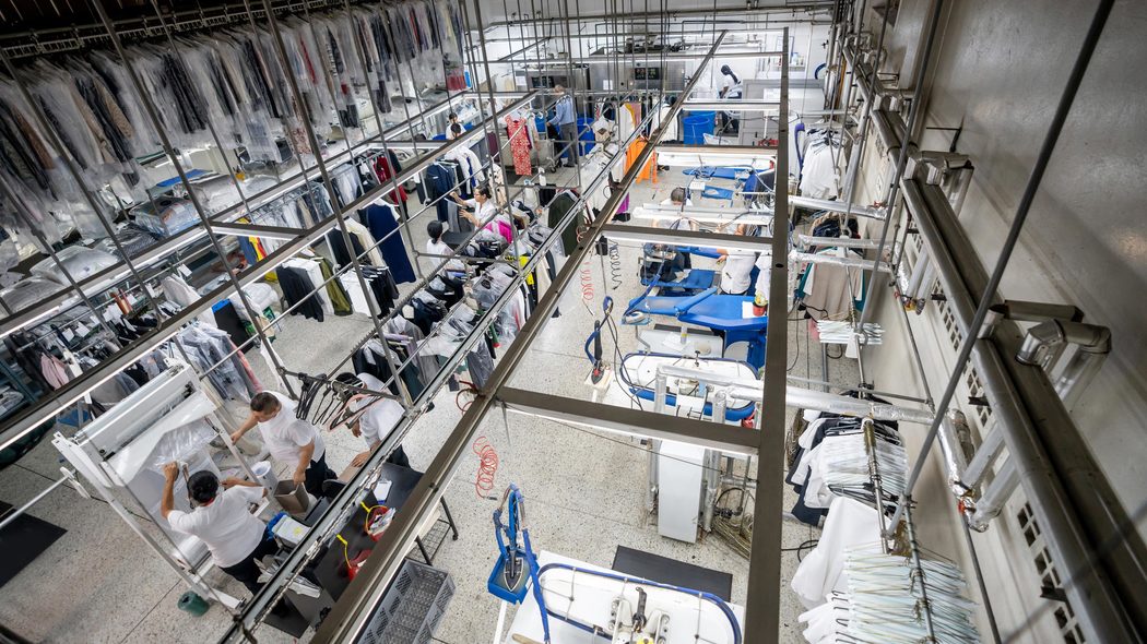 ｢保管クリーニング｣は洗わず放置されている?　｢カビ｣が生え｢シワ｣だらけの実態を業者が告発 7～8割の服に､フワフワと白や緑のカビが生えていた