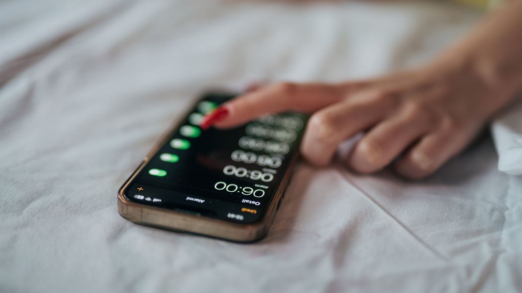 ｢スマホでアラーム｣だけで一日損をしている…行動経済学者が実践している｢スマホ依存｣を断つ"仕掛け"