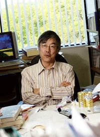 <strong>高橋源一郎</strong>●作家。明治学院大学教授。1951年、広島県生まれ。81年、『さようなら、ギャングたち』でデビューする。『官能小説家』『君が代は千代に八千代に』などの小説のほか、エッセイや評論、翻訳などで幅広く活躍する。近著に『大人にはわからない日本文学史』『柴田さんと高橋さんの小説の読み方、書き方、訳し方』がある。