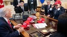 なぜ私はMAGA帽子をかぶりトランプ氏と撮影したのか…｢格下外交｣と批判された赤澤氏が語る交渉の全内幕