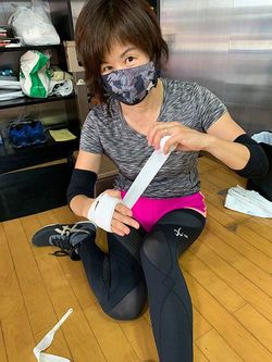 バンテージを巻く山本氏