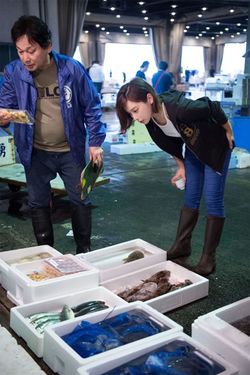 2020年、コロナ禍前。市場で仕入れ中の朝奈さん（右）と父・嶢至さん（左））　写真＝森朝奈さん提供