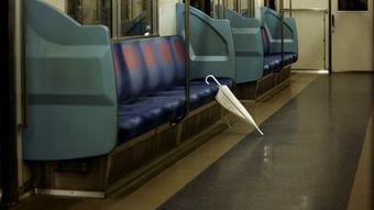 電車でついビニール傘を置き忘れてしまうワケ