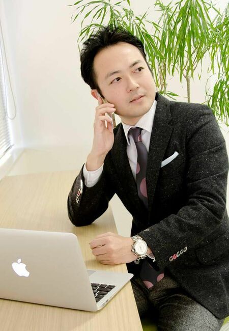 広島市出身。1995年、早稲田大学入学半年後に初めて起業。会社売却などを経て、2006年に4度目の起業となるラクサス・テクノロジーズを創業