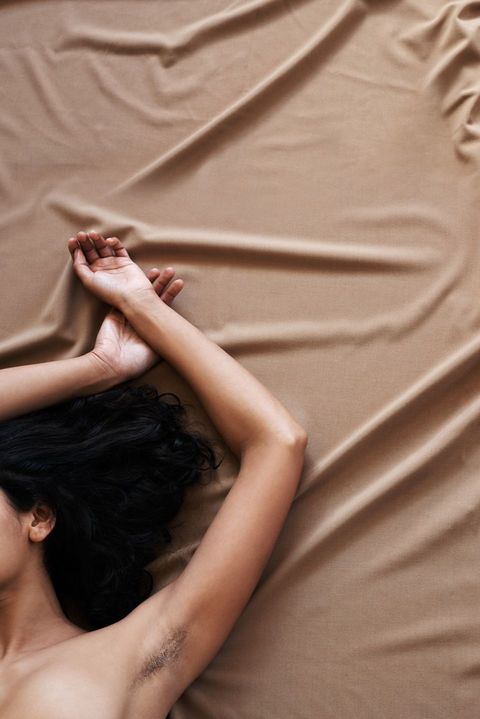 ベッドに横たわっている女性